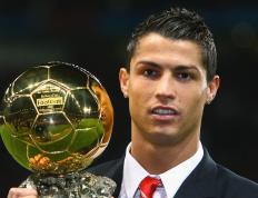 开云体育官方网站-欧冠决赛之夜，他踩碎了所有人的争议