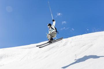 开云APP-当银黑风暴席卷辽河，字母哥的降维打击与篮球全球化寓言