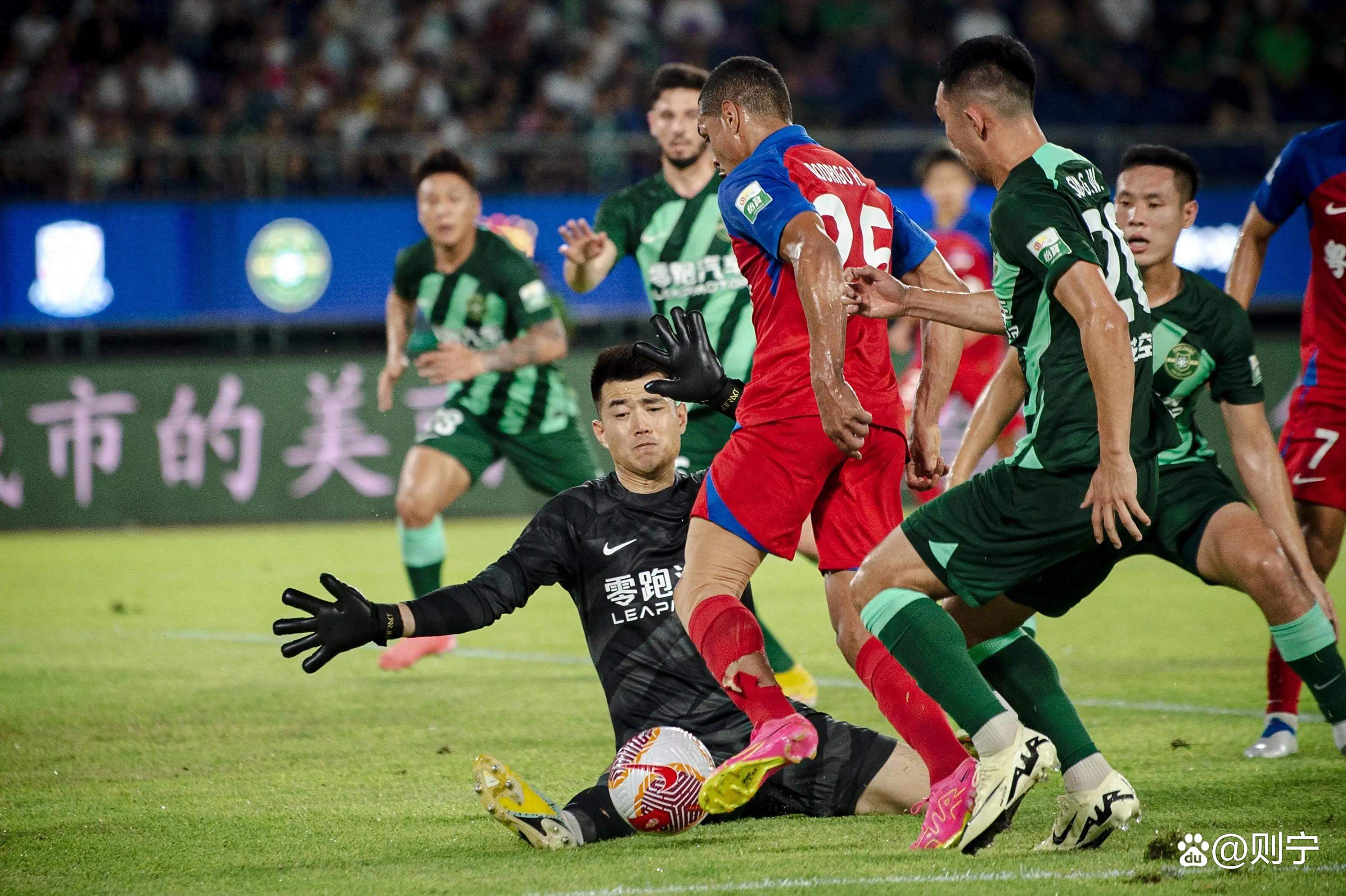 开云平台-包含重要球员因伤缺席,球队面临考验的词条