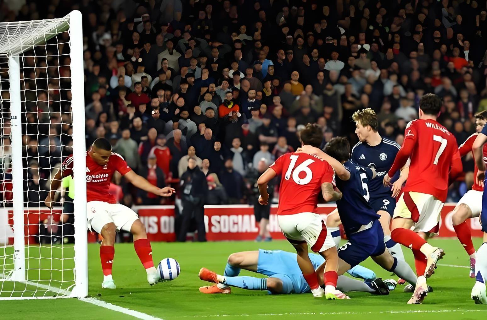 开云体育官方网站-曼联遭遇莱切斯特惨败，吞下联赛首败