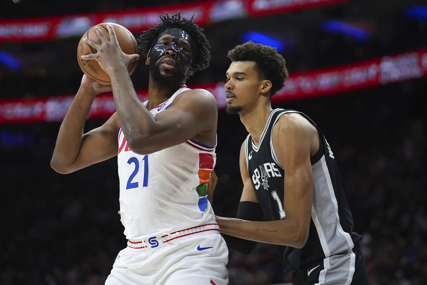 开云体育中国-独行侠大胜马刺，唐西奇32分5助攻表现抢眼