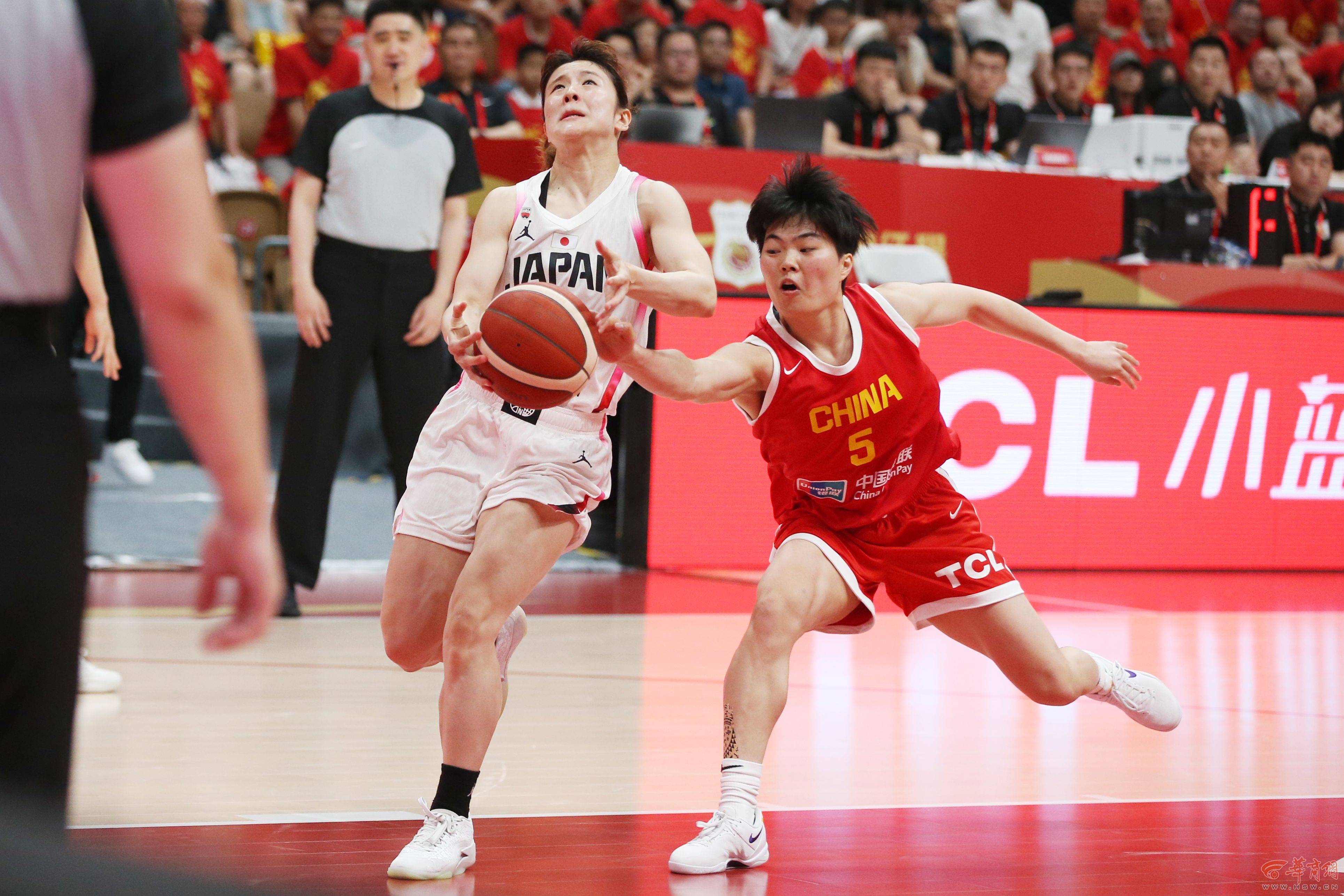 开云体育-京城篮球对抗赛再掀狂潮,球迷热情高涨